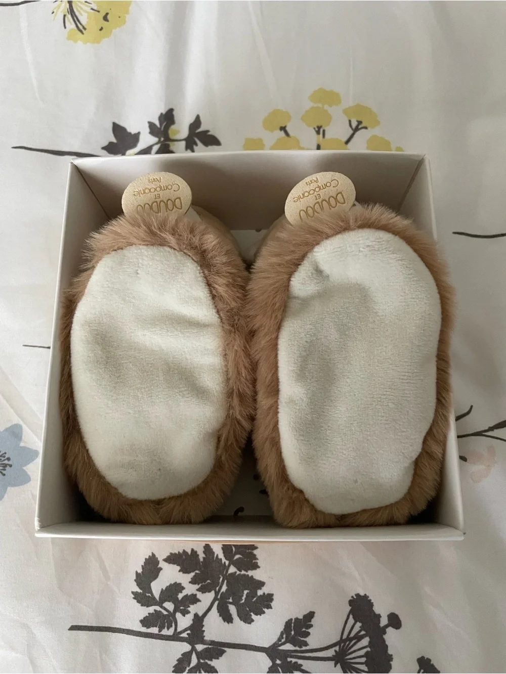 DOUDOU Compagnie Baby Shoe Box - Cream with Brown Logo - Picture 3 of 5